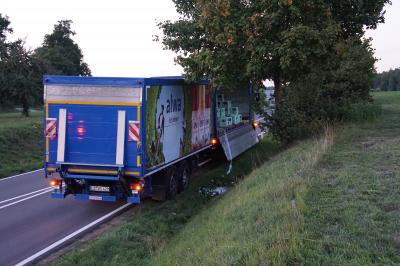 Getraenkelaster verliert mehrere Hundert Getraenkekisten im Kreisverkehr bei Althengstett